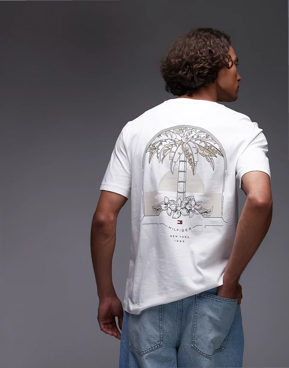 – Biały T-shirt z logo na lewej piersi