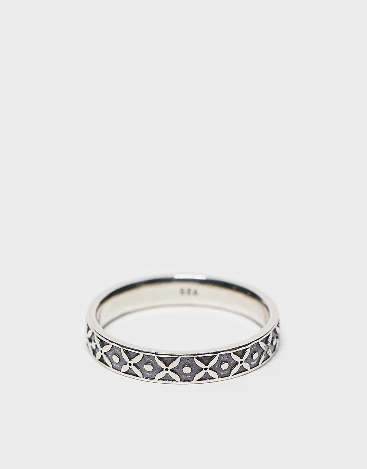 – Silberfarbener Bandring aus Sterlingsilber mit geprägtem Detail