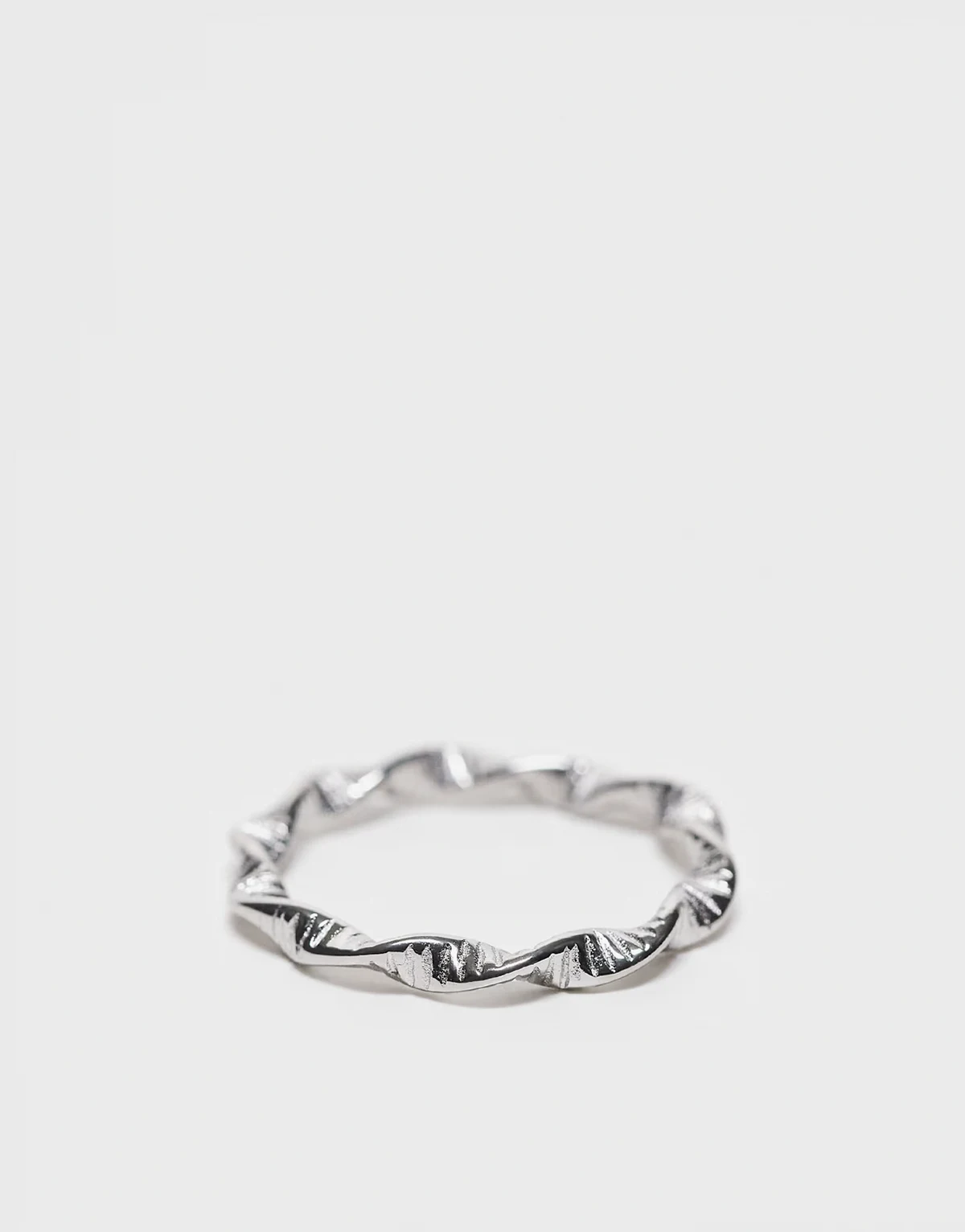 – Silberfarbener Ring aus wasserfestem Edelstahl in gedrehter Seiloptik