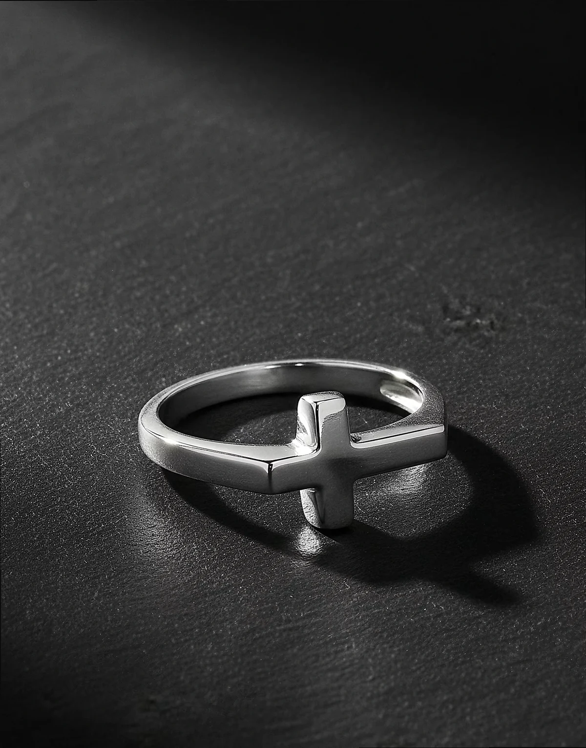 – Silberfarbener Ring aus Sterlingsilber mit Kreuzdetail
