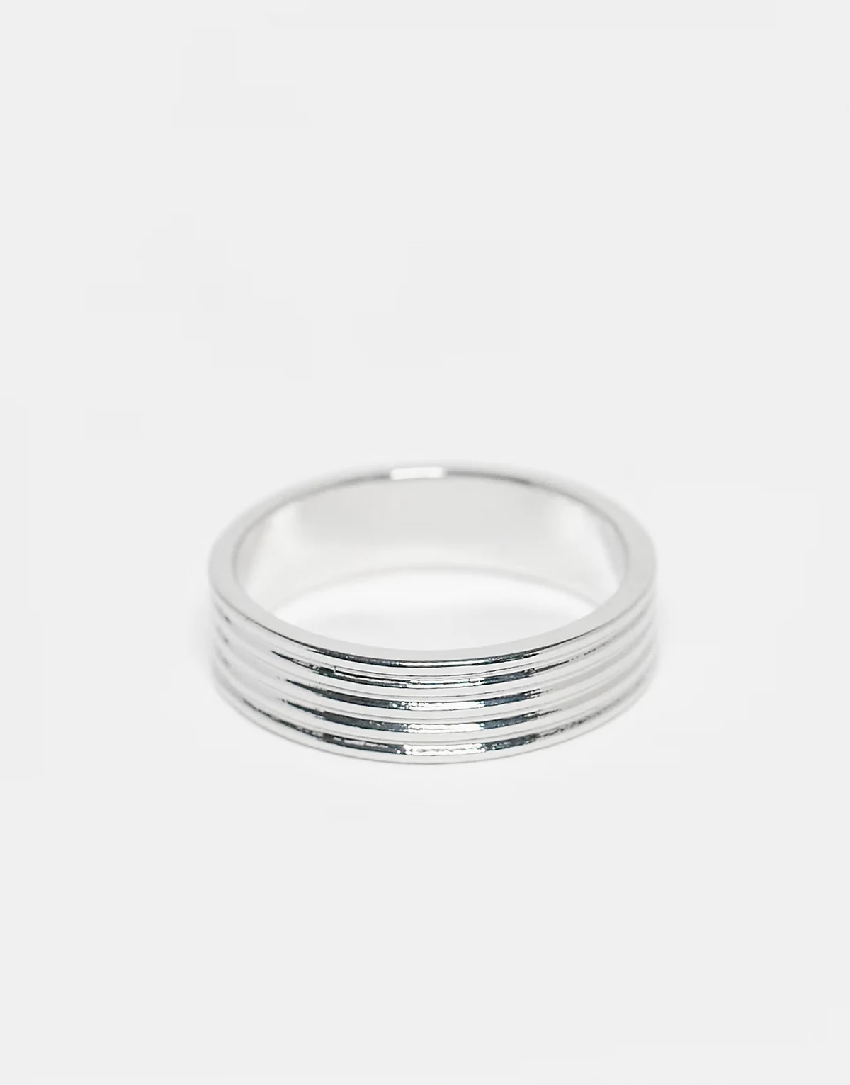 – Silberfarbener Bandring mit geriffeltem Design