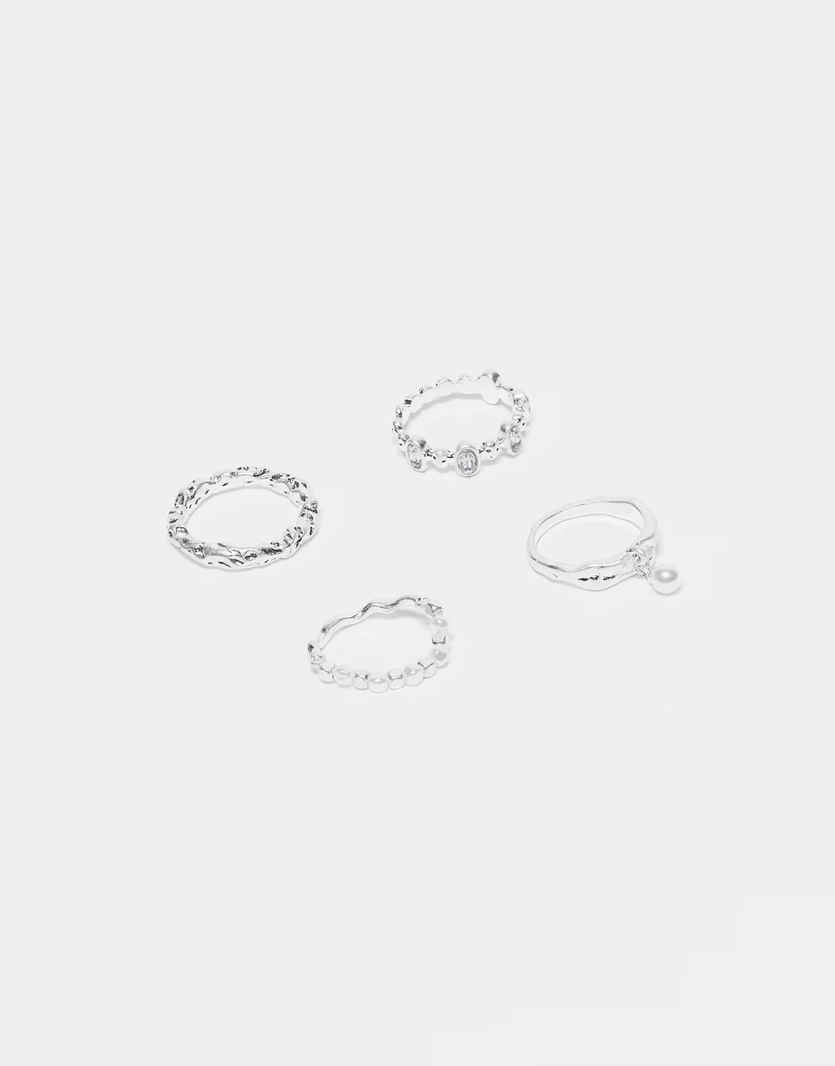 – 4er-Pack schmale Unisex-Ringe in geschmolzener Optik mit Schmucksteinen