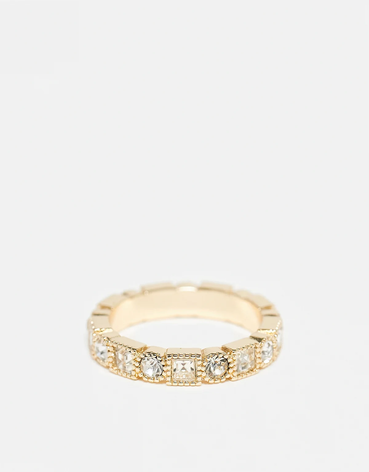 – Goldfarbener Bandring mit quadratisch und eckig eingefassten Strasssteinen