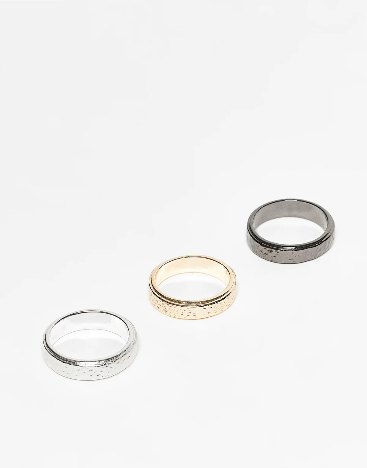 – Zestaw 3 młotkowanych teksturowanych pierścionków w różnych kolorach