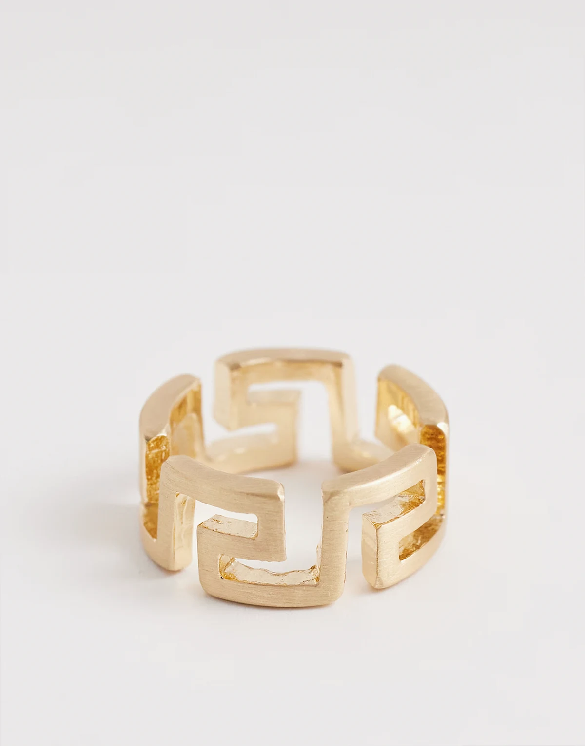 – Pierścionek w złotym kolorze z greckim wzorem