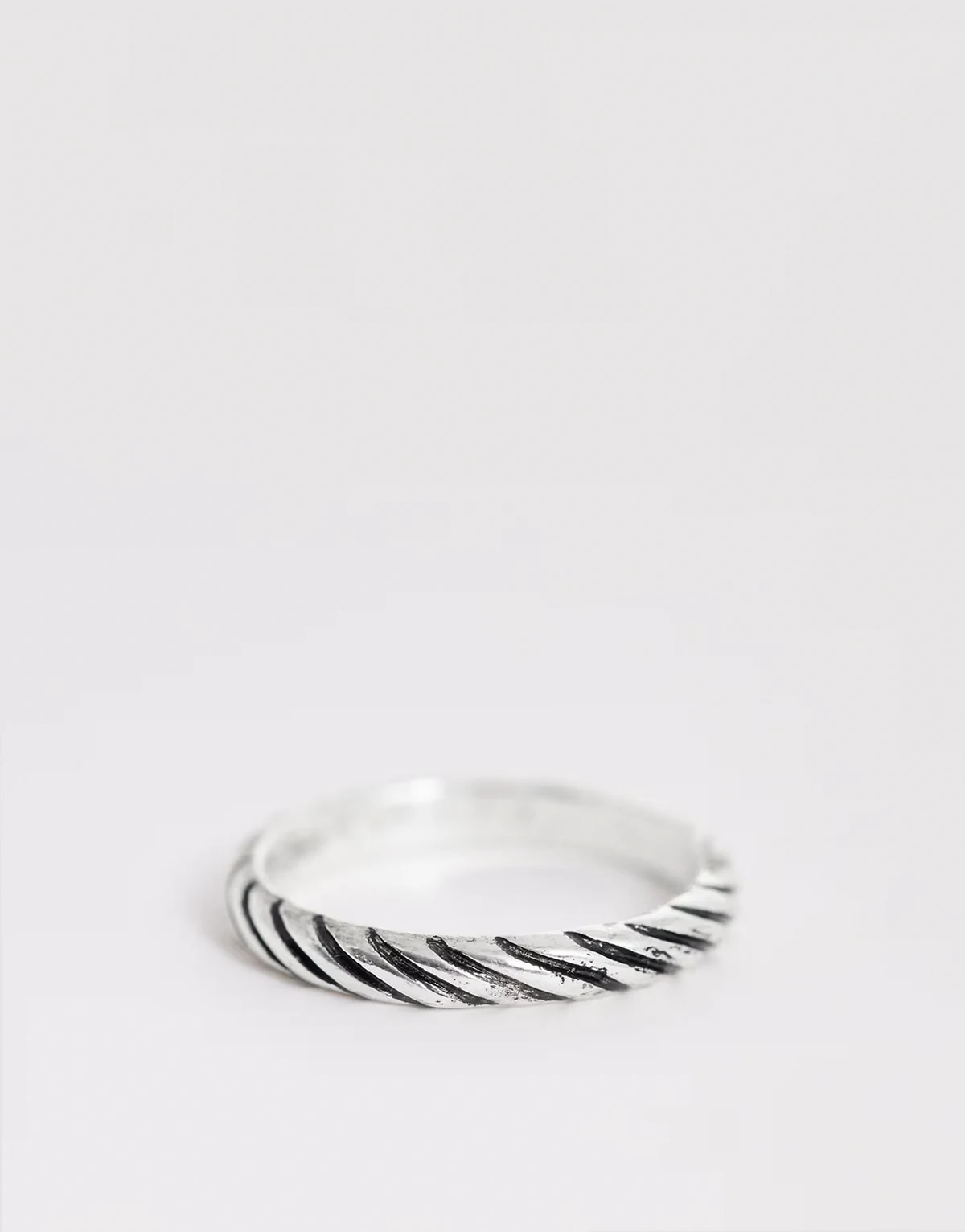– Skręcony pierścionek w kolorze oksydowanego srebra