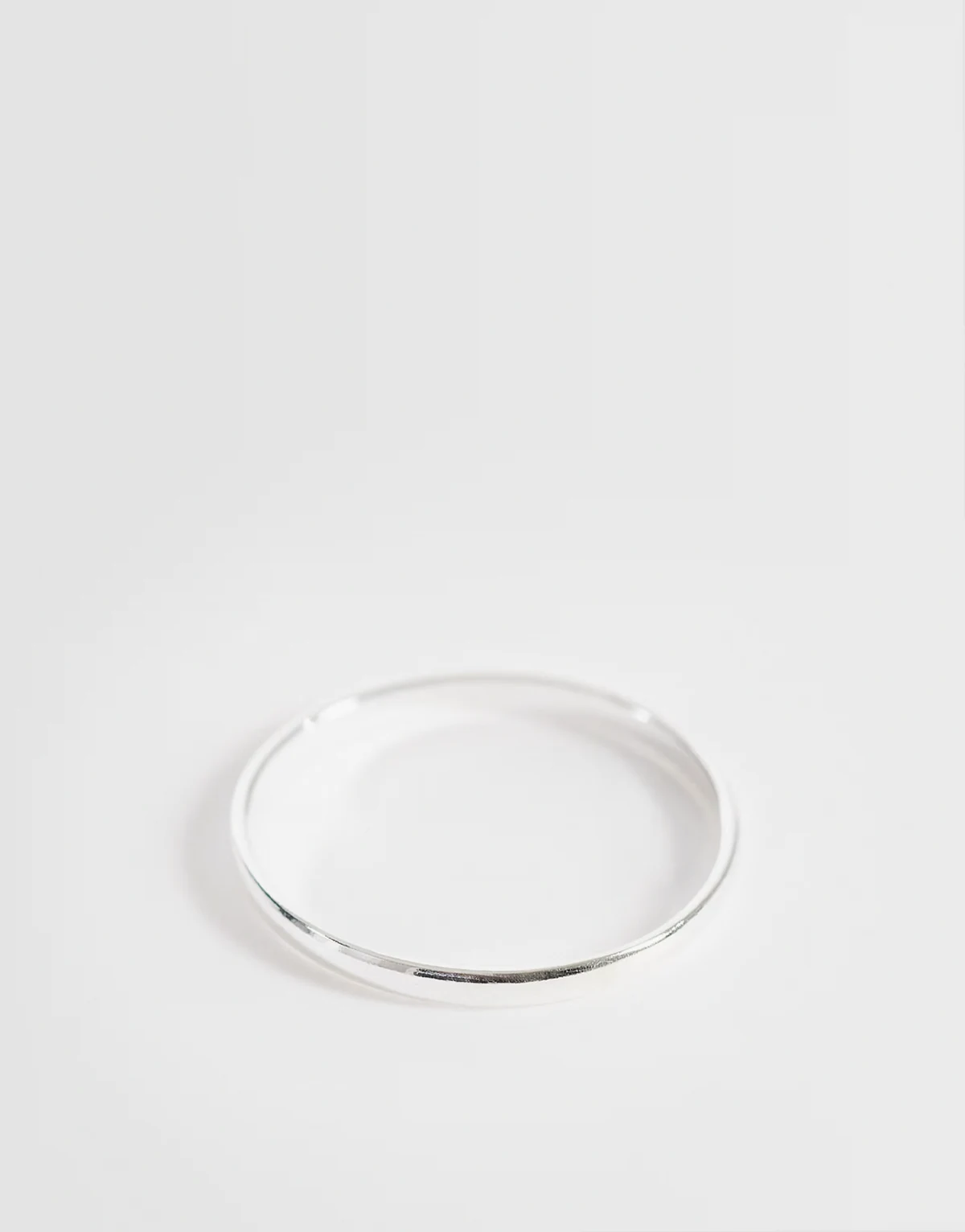 – Delikatny pierścionek ze srebra wysokiej próby