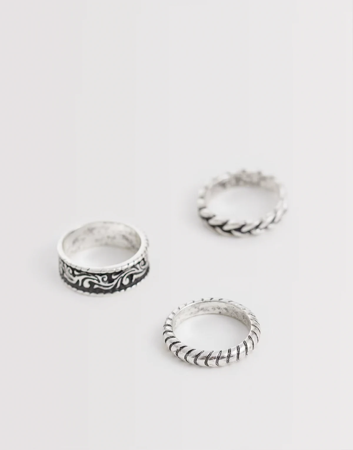– Zestaw 3 pierścionków w kolorze srebrnym z fakturą i wzorem