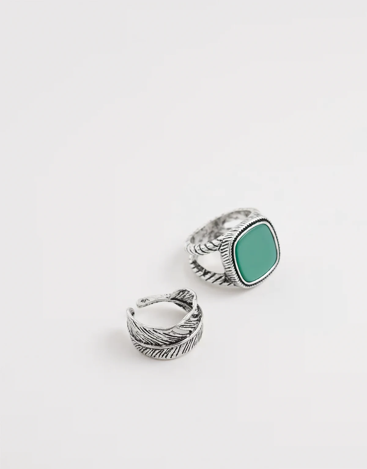 Unisex – Zestaw 2 pierścionków w kolorze oksydowanego srebra z motywem piórek