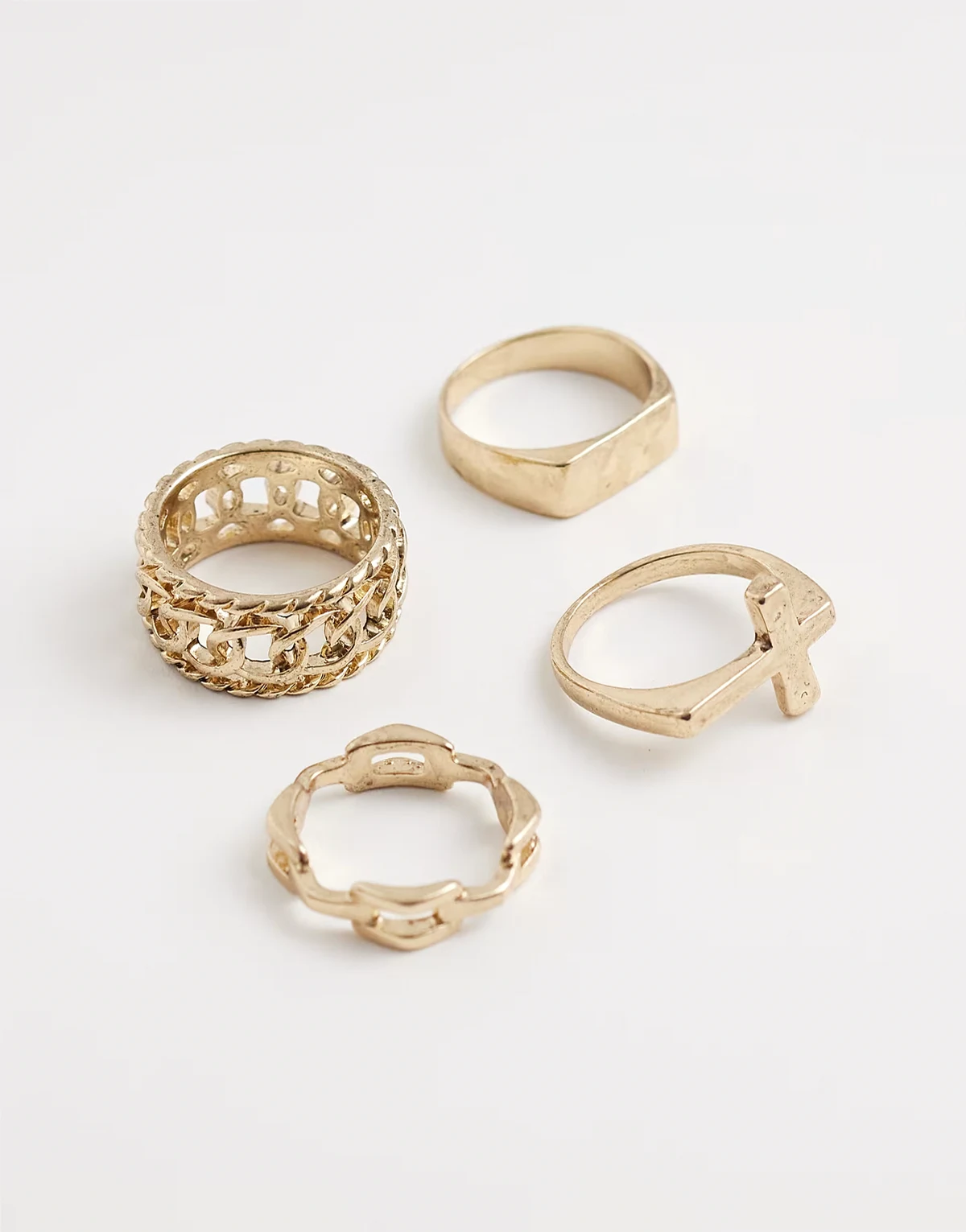 – Zestaw 4 sygnetów w kolorze złota z krzyżykiem i łańcuszkiem