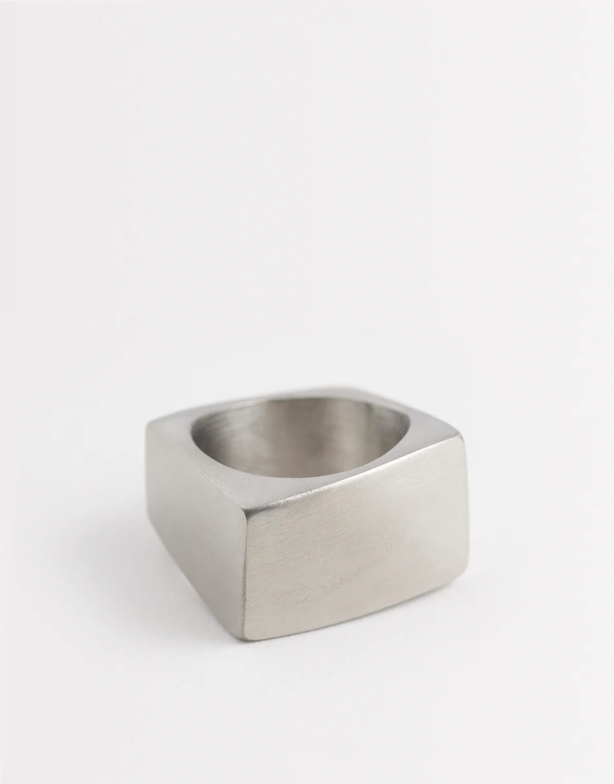 – Klobiger, eckiger Ring aus wasserfestem Edelstahl in Silberoptik