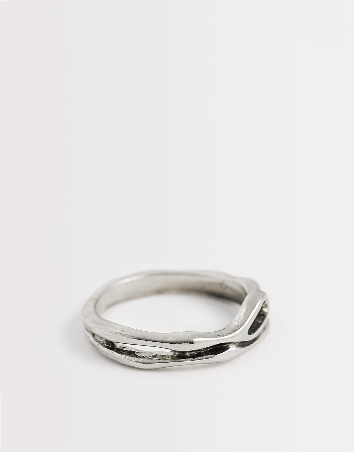 – Asymetryczny pierścionek z efektem stopienia w kolorze srebra