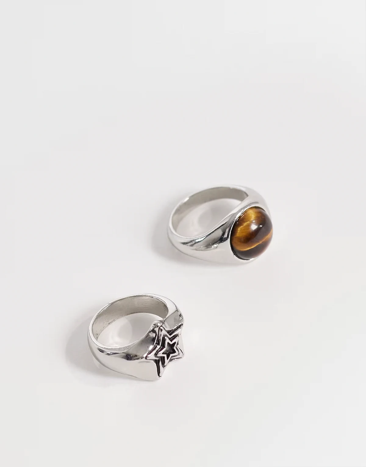 – Zestaw 2 pierścionków sygnetów w kolorze srebra z kamieniem w stylu tygrysiego oka i motywem gwiazdki