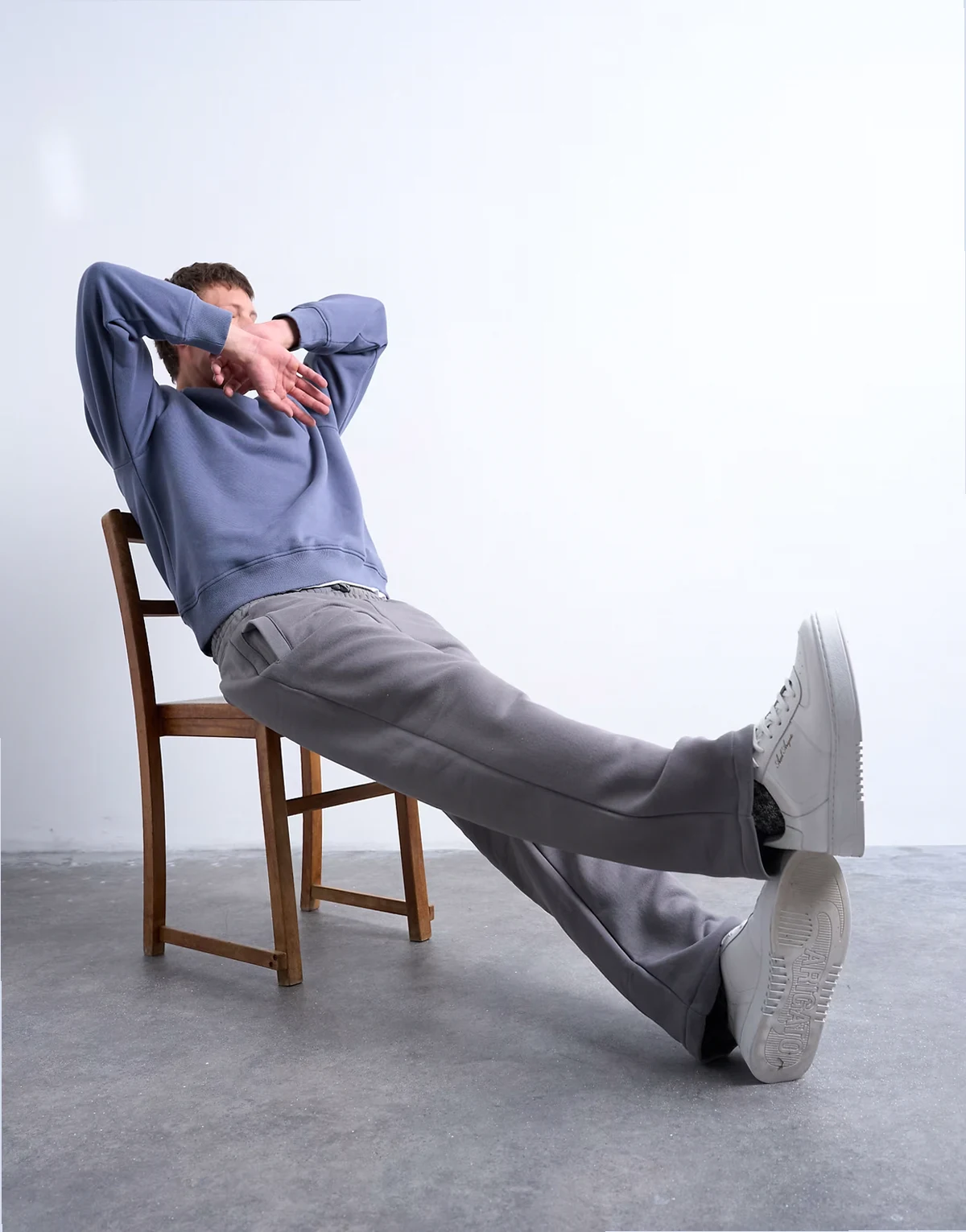 straight leg sweatpants in mid gray