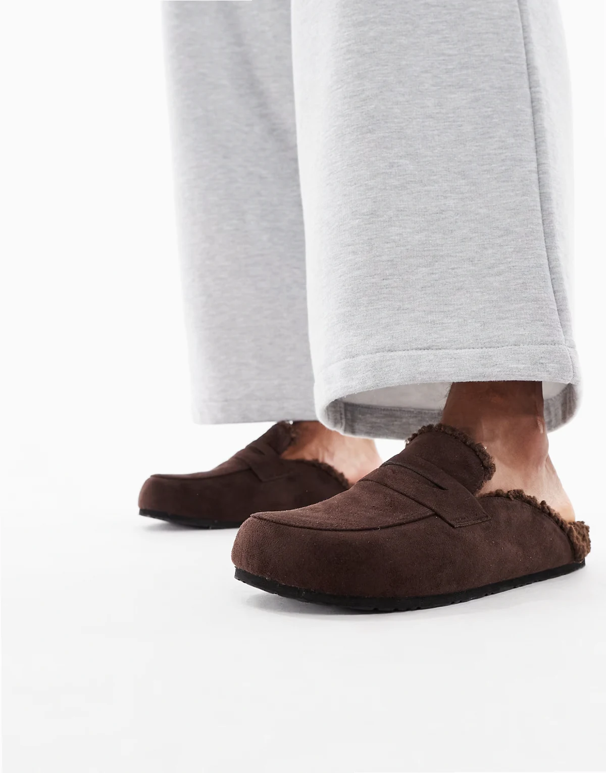 – Soda – Podszyte futerkiem klapki w kolorze czekoladowym