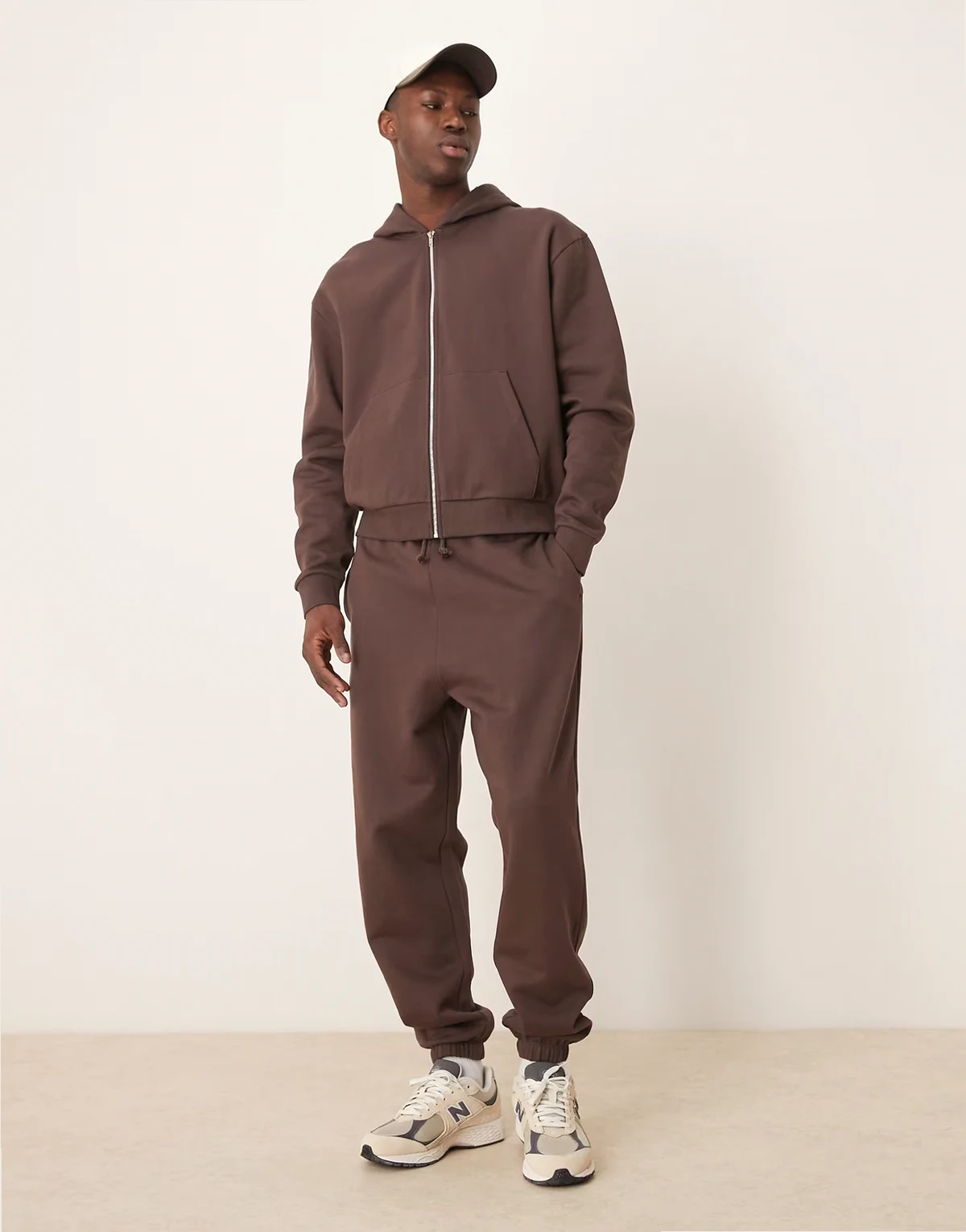 – Essentials – Oversize-Jogginghose in Braun