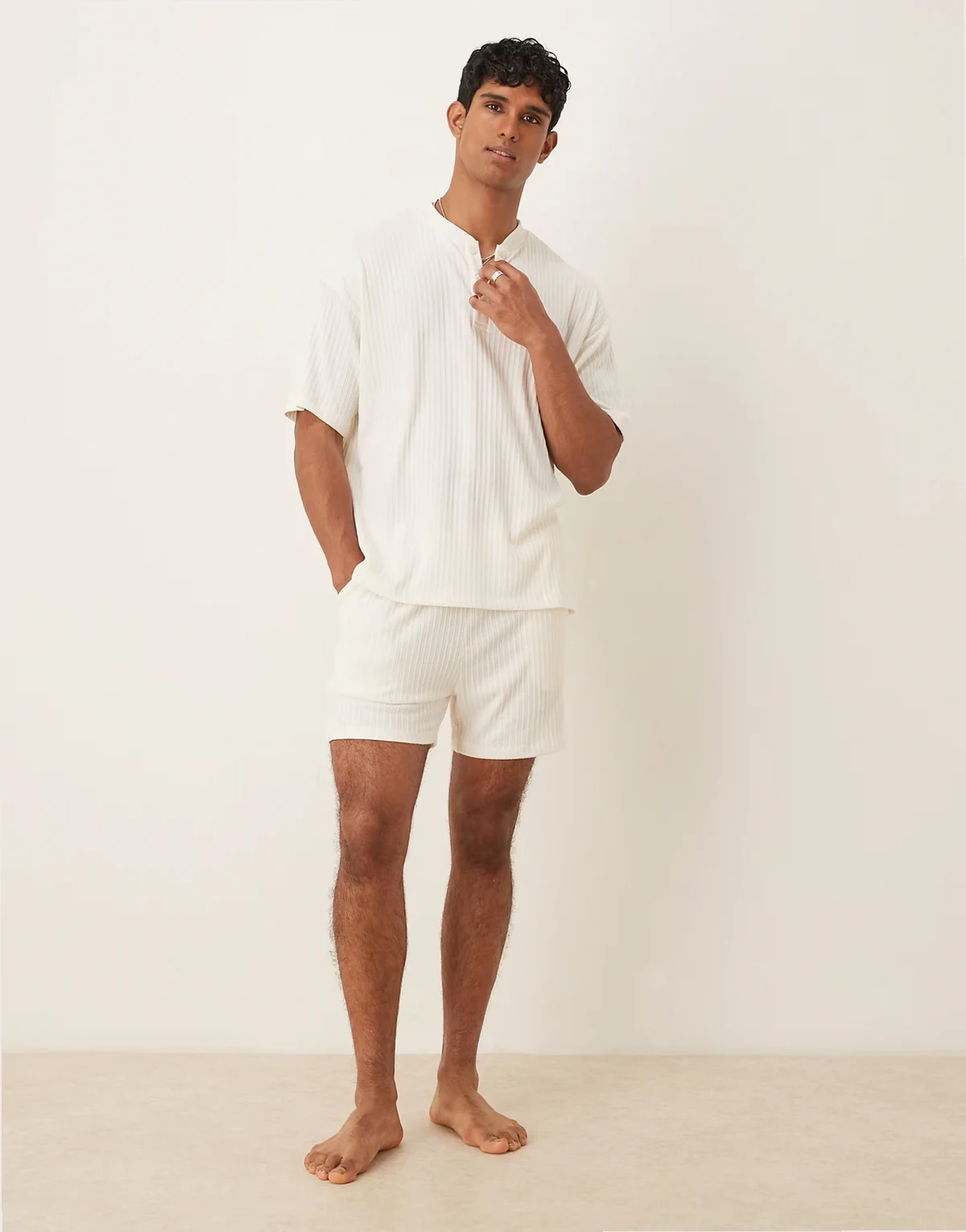 – Gerippter Pyjama in Cremeweiß mit Henley-Ausschnitt