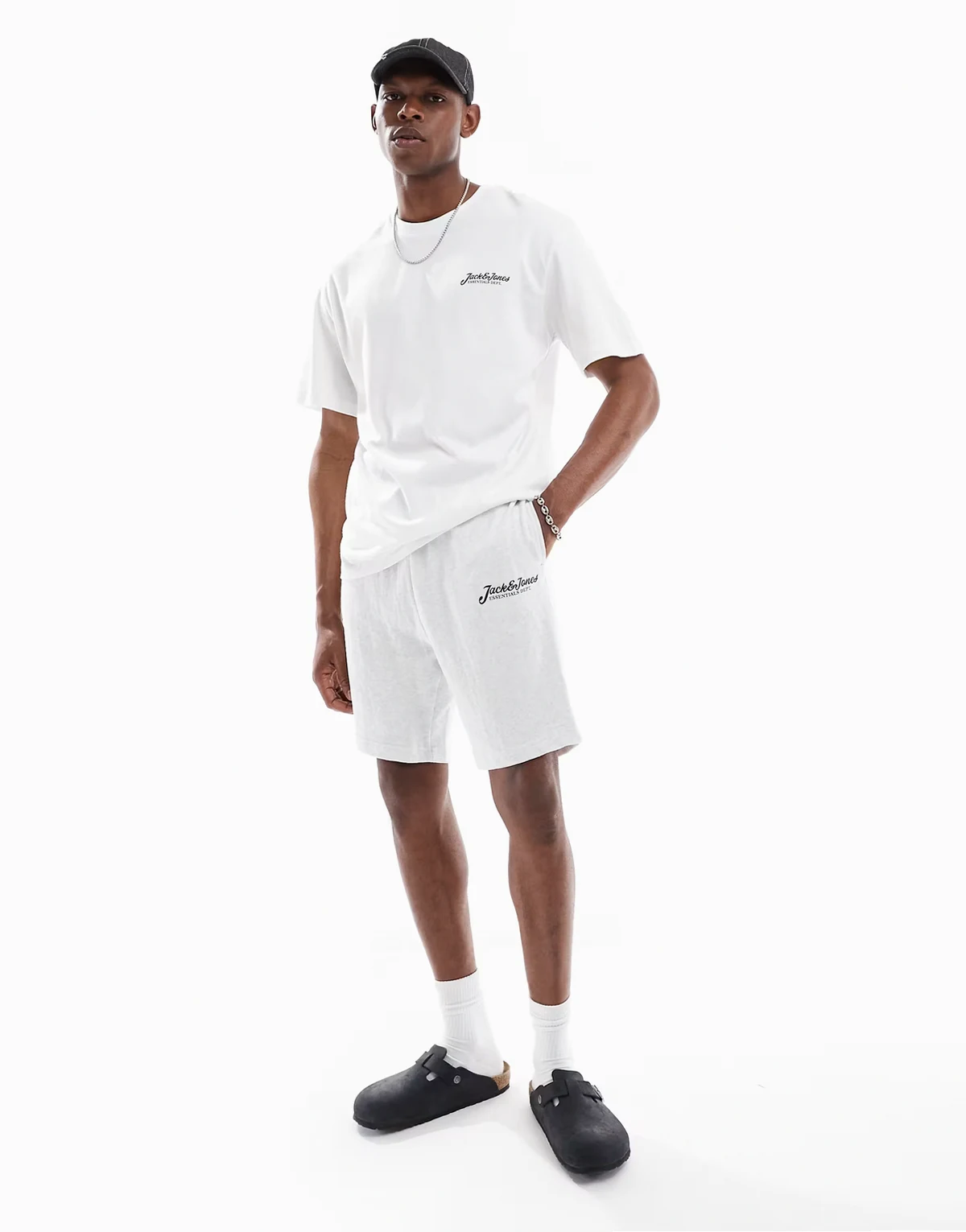 – Lounge-Set in Weiß und Grau bestehend aus T-Shirt mit Logo-Schriftzug und Shorts