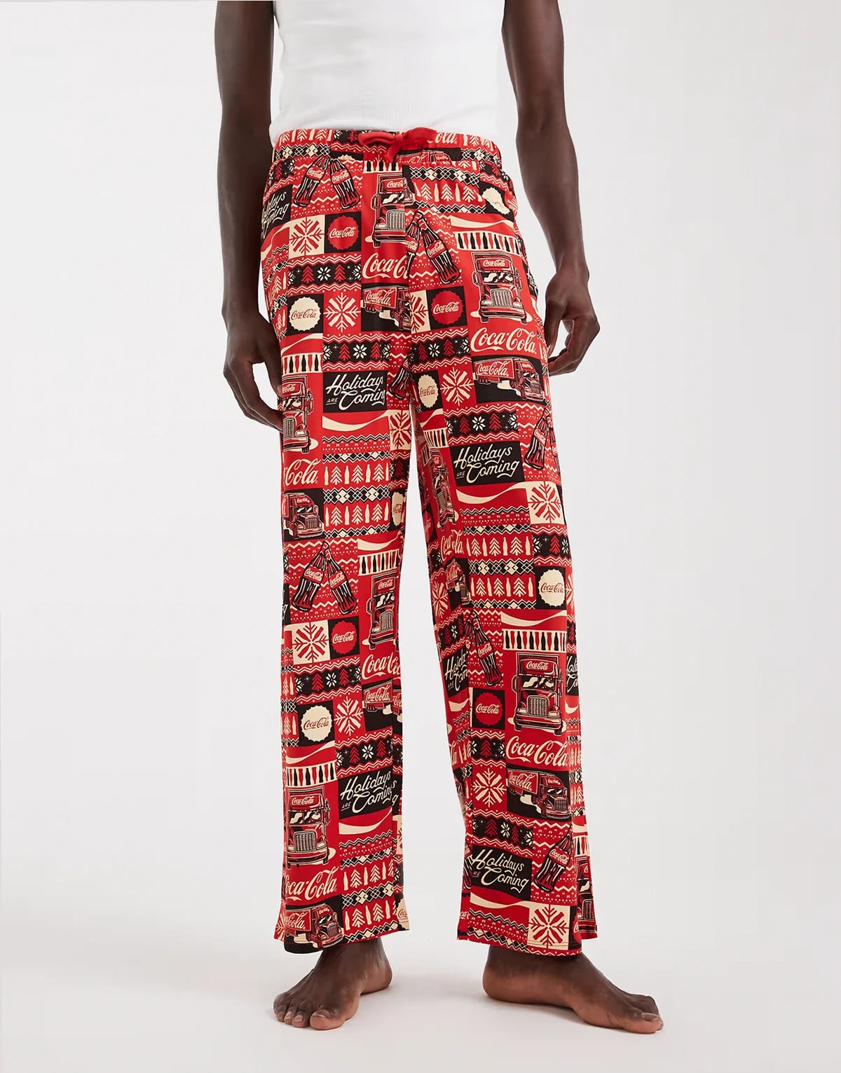– Lounge-Hose in Rot mit weihnachtlicher Coca-Cola-Grafik
