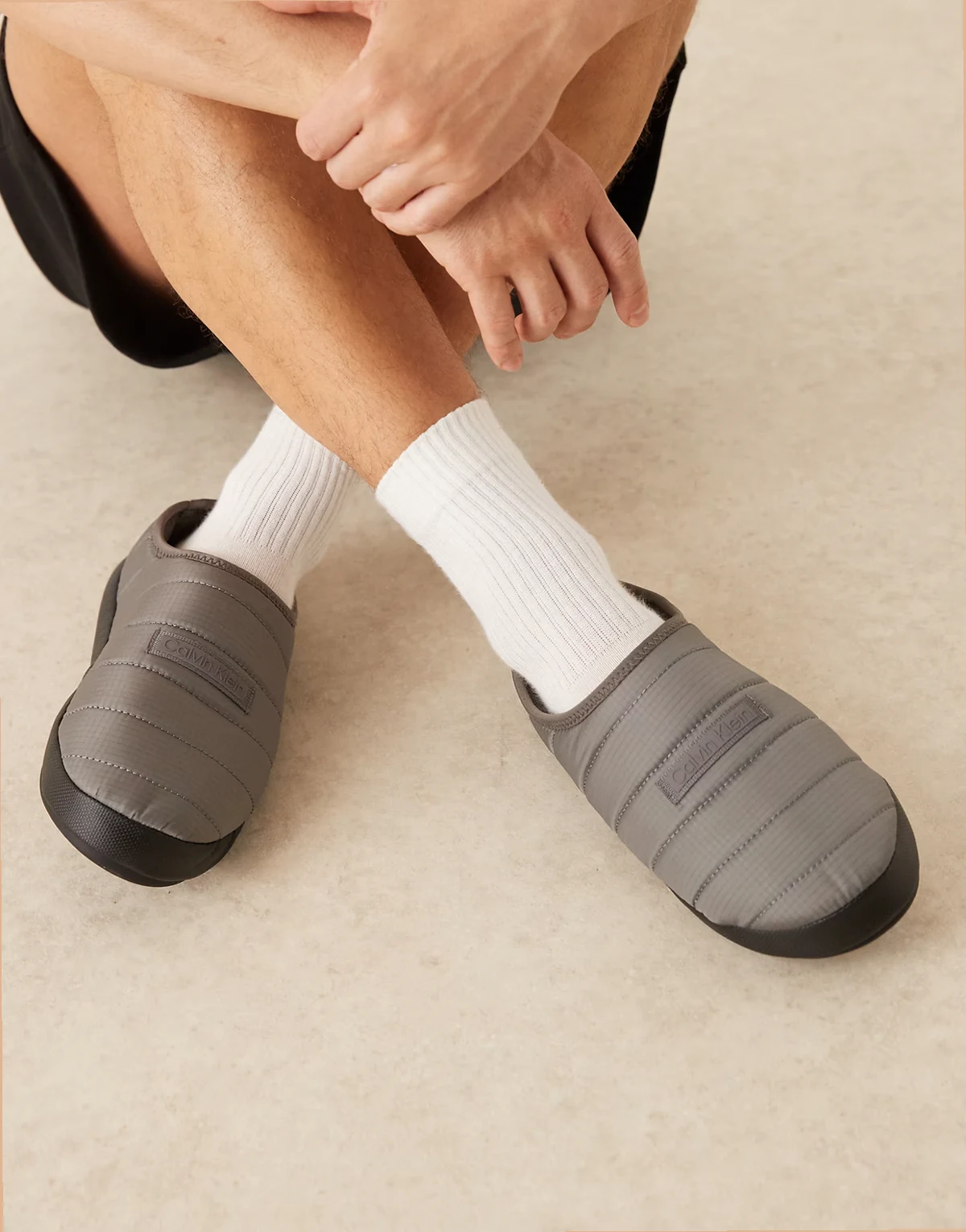 – Hausschuhe aus gestepptem Ripstop in Grau