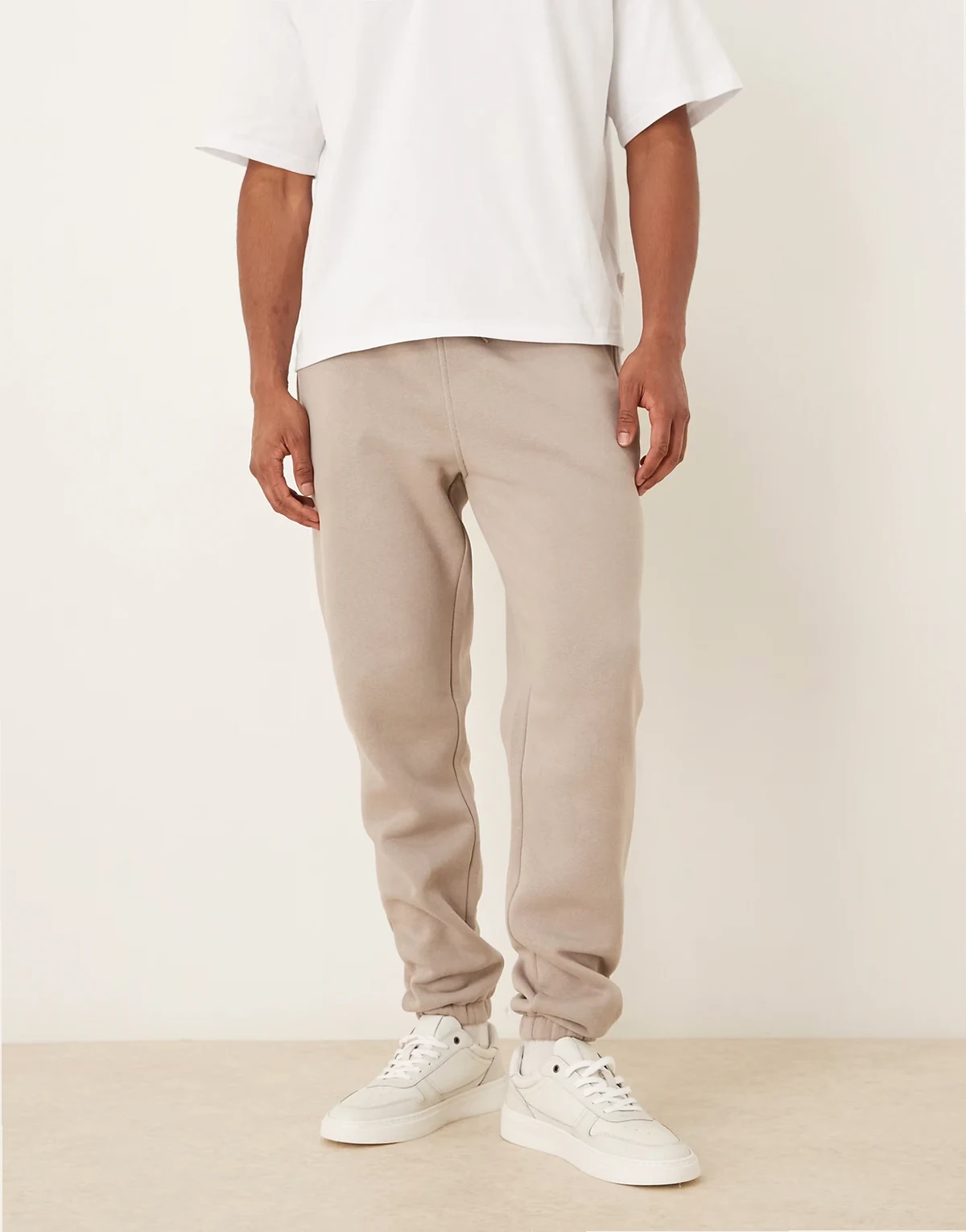 – Eng geschnittene Basic-Jogginghose in Beige