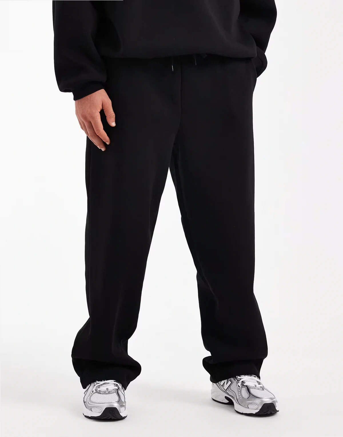 – Essentials – Jogginghose in Schwarz mit weitem Bein