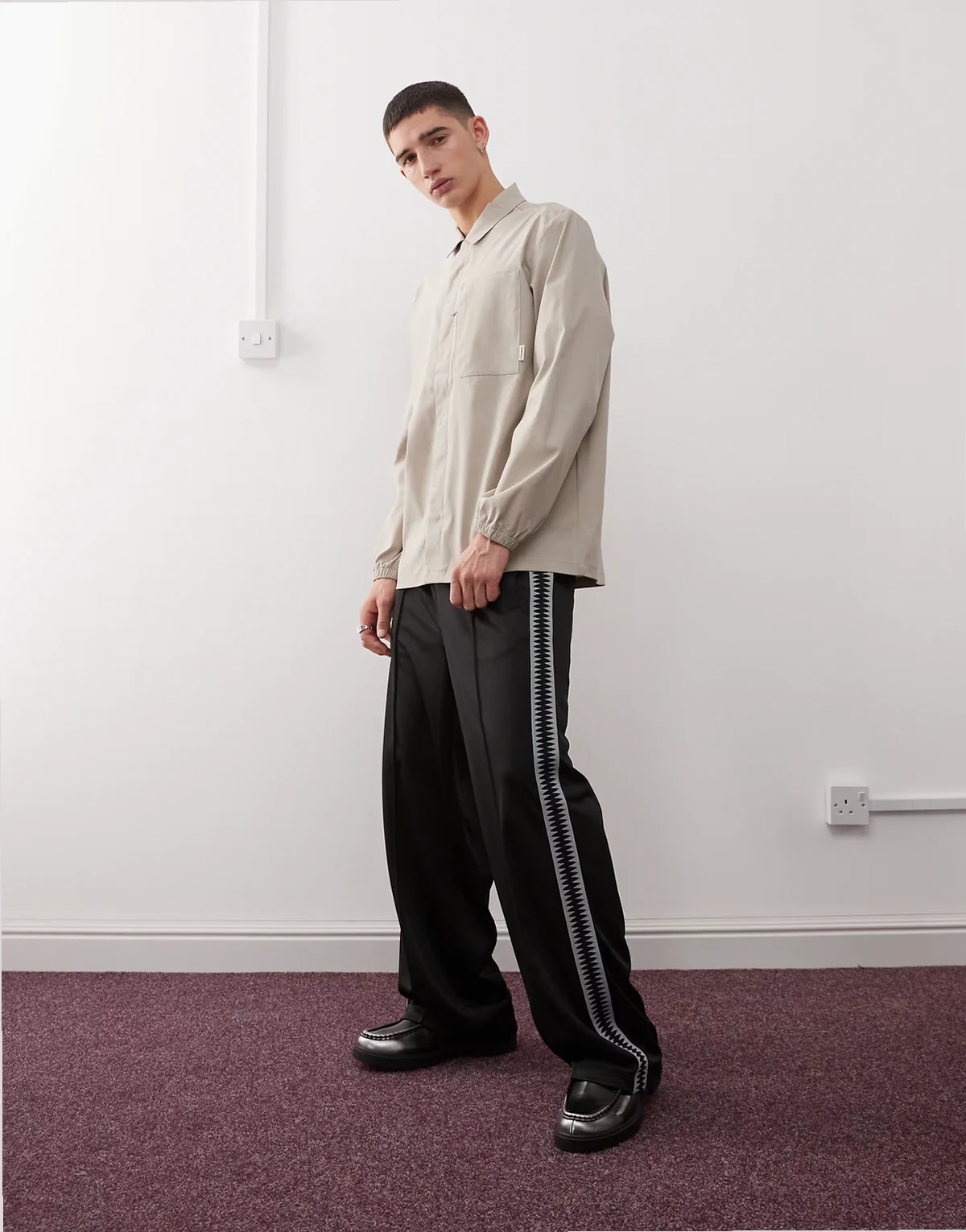 – Jogginghose in Schwarz mit weitem Bein und Seitenband-Detail