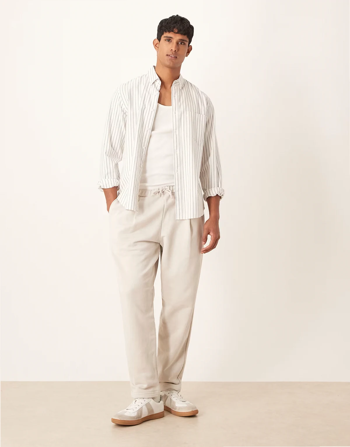 – Schmal zulaufende Relaxed-Fit-Jogginghose in Steinbeige mit Bundfalten