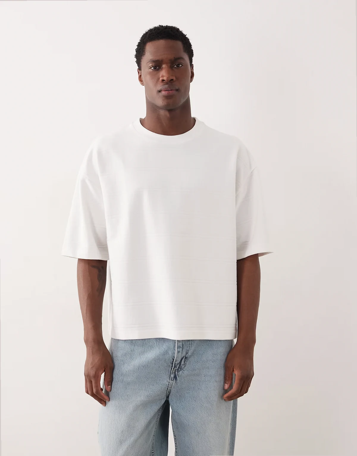 – Biały pudełkowy T-shirt oversize w szerokie prążki
