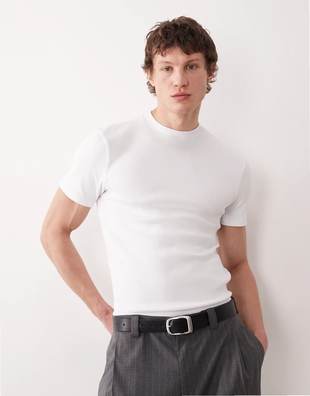 – Biały prążkowany T-shirt o dopasowanym kroju z zabudowanym dekoltem