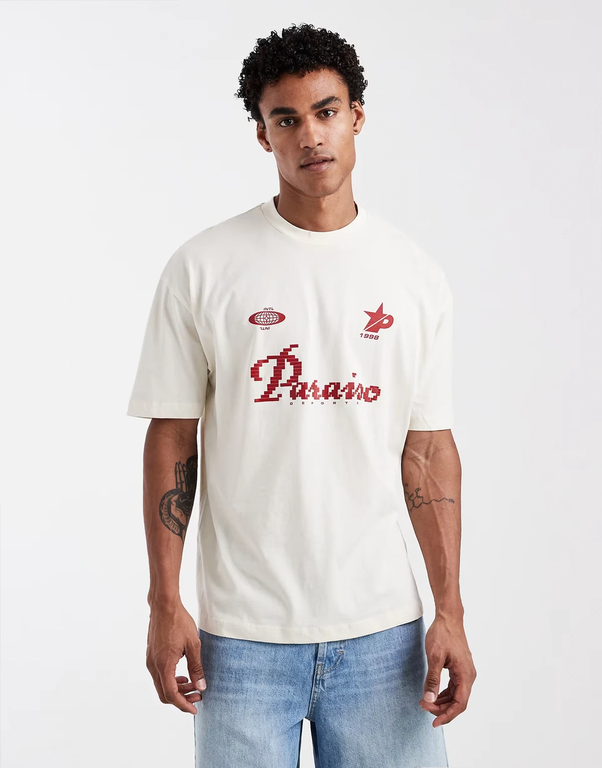 – T-shirt oversize w kolorze złamanej bieli z motywem piłki nożnej
