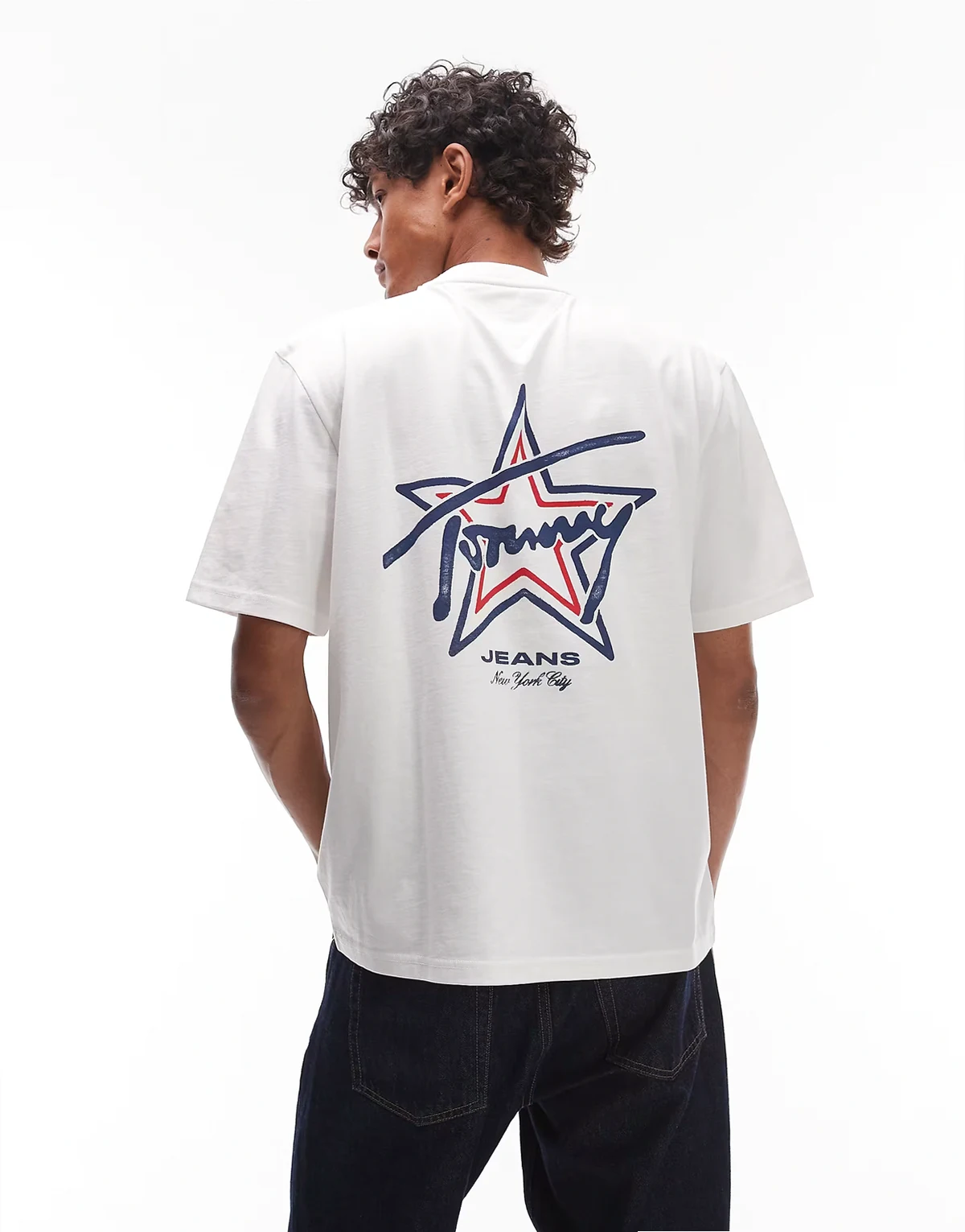 – Biały T-shirt z logo w stylu lat 90.