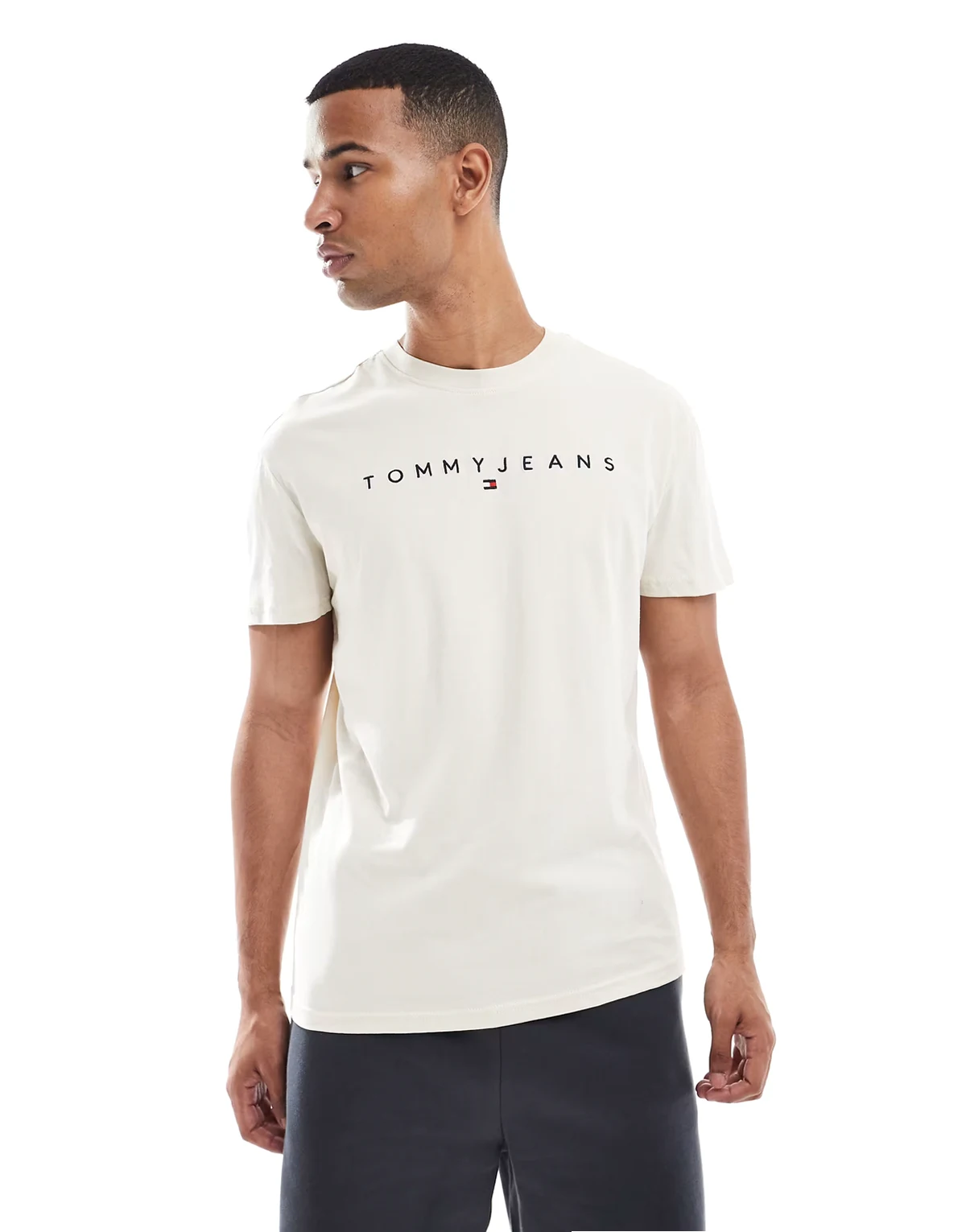 – Beżowy T-shirt z logo