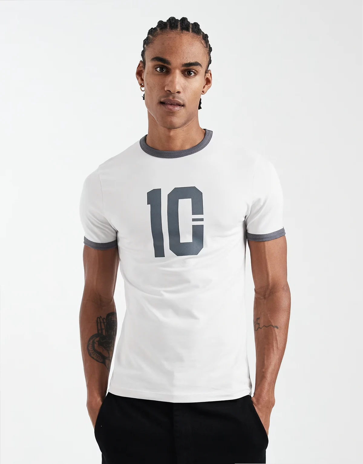 – Biały T-shirt o kroju podkreślającym sylwetkę z lamówką i sportową grafiką
