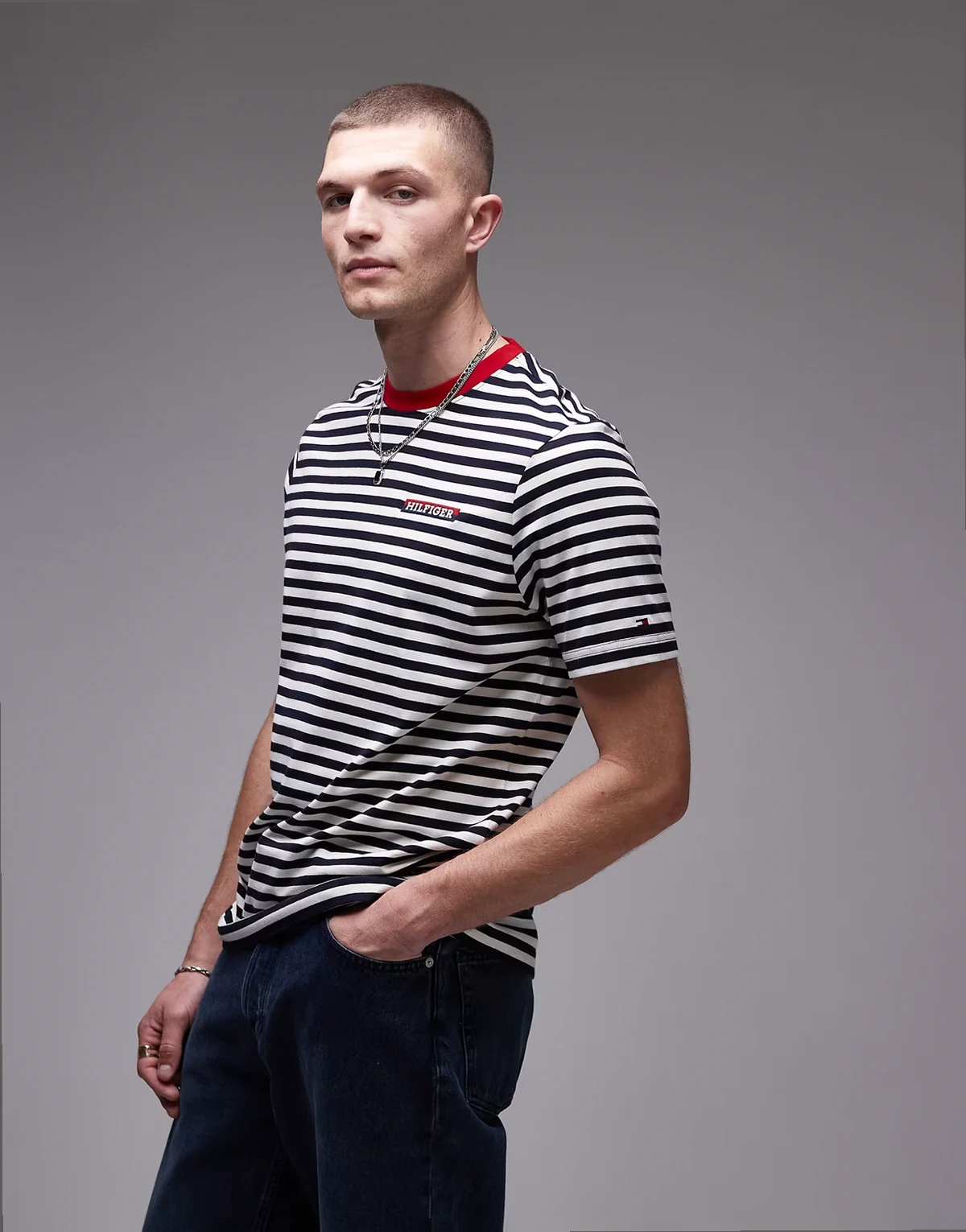 – Kolorowy T-shirt w paski z grafiką