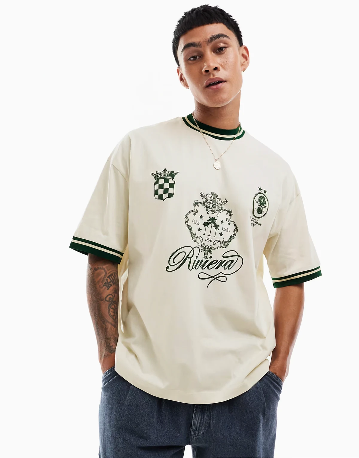 – T-shirt oversize w kolorze złamanej bieli z piłkarskim nadrukiem
