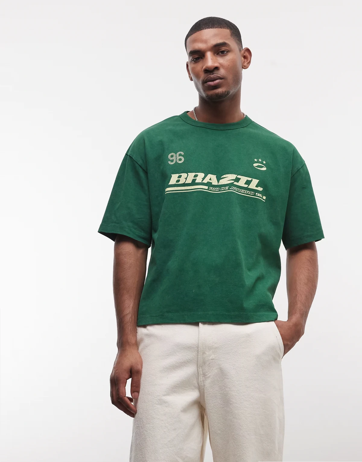 – Zielony pudełkowy T-shirt oversize z efektem sprania i grafiką z napisem „Brazil”