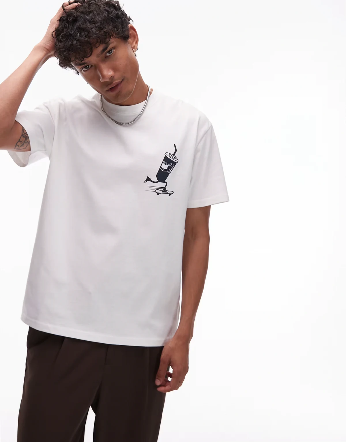 – Biały T-shirt z grafiką skaterską