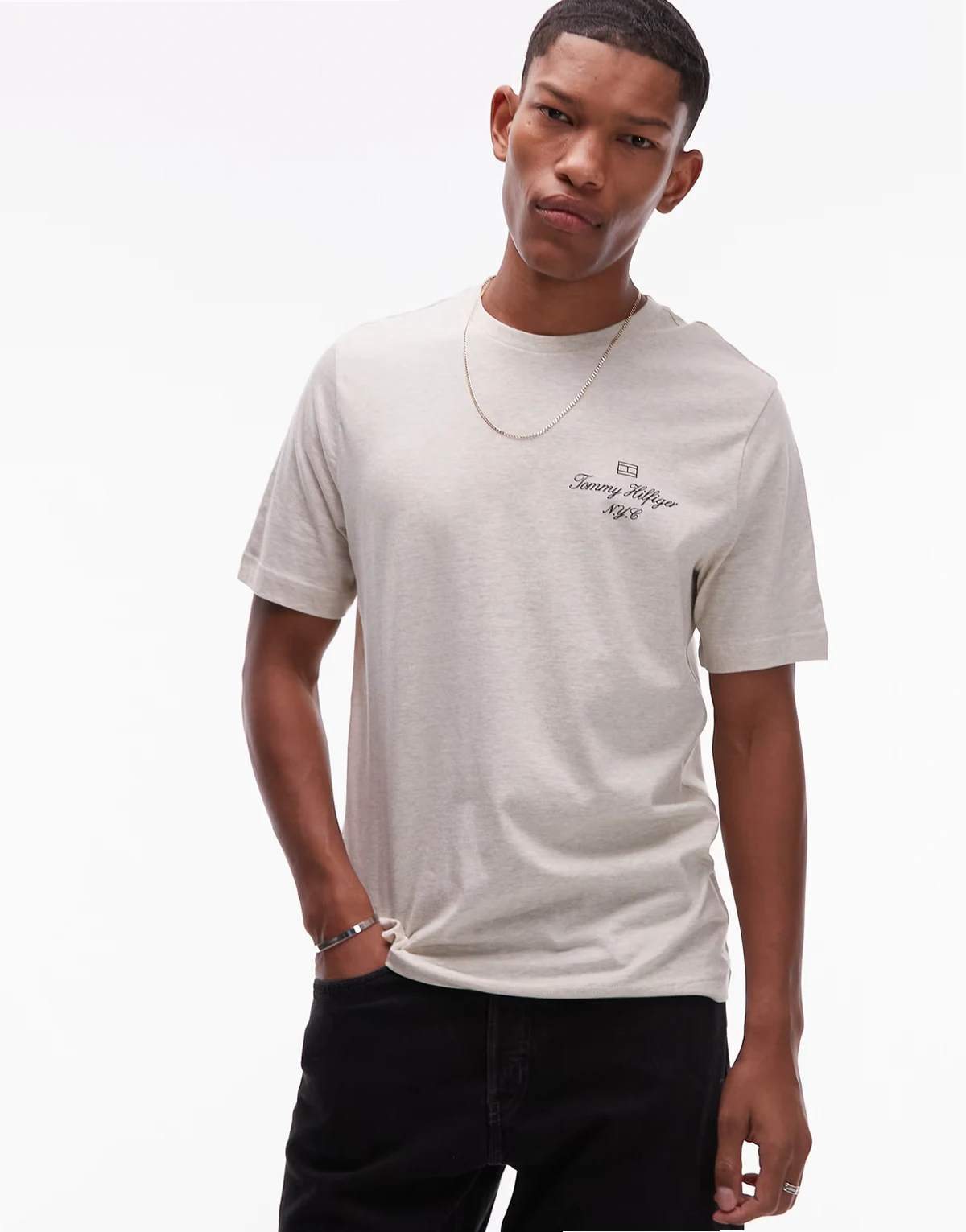 – Beżowy melanżowy T-shirt z napisem