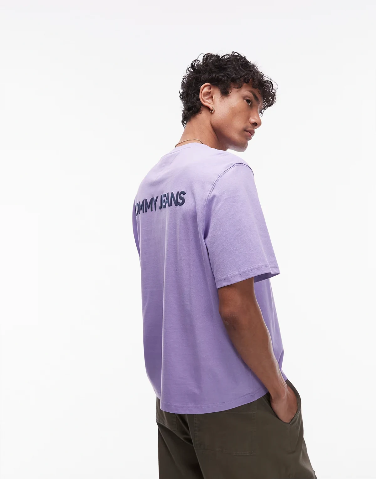 – Fioletowy T-shirt oversize z logo na plecach