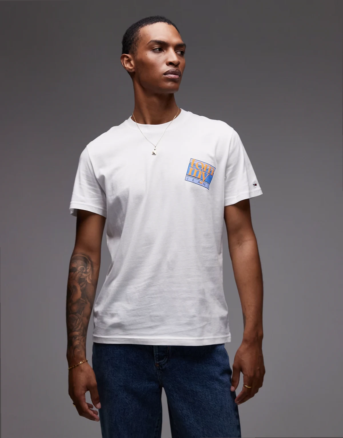 – Biały T-shirt z diagonalu z logo w kształcie flagi