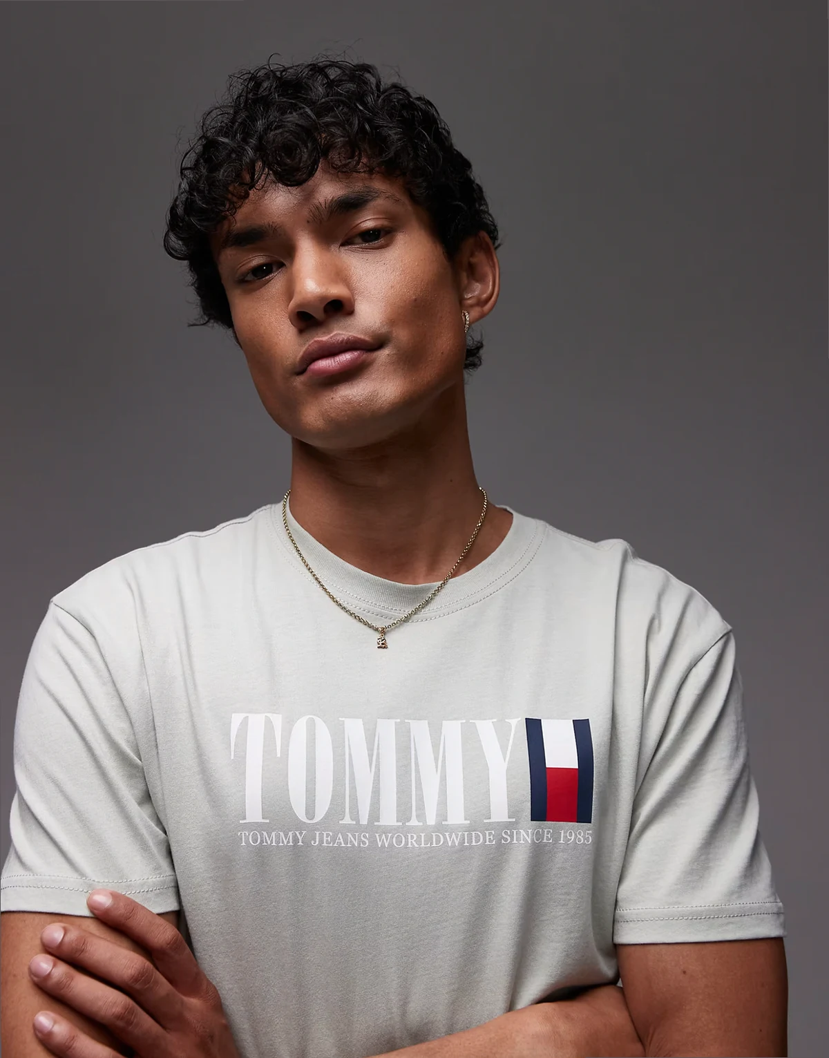 – Szałwiowozielony T-shirt z logo z flagą