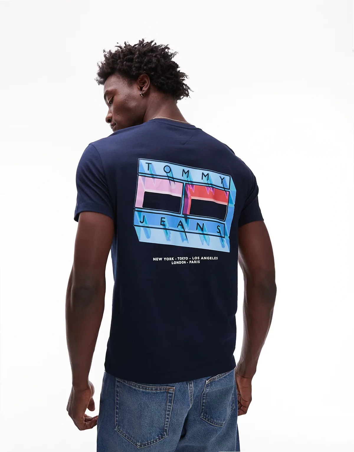– Granatowy T-shirt z nadrukiem z rozmytą flagą na plecach