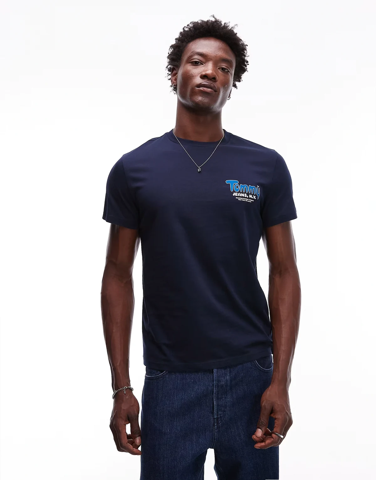 – Dopasowany granatowy T-shirt z logo na piersi