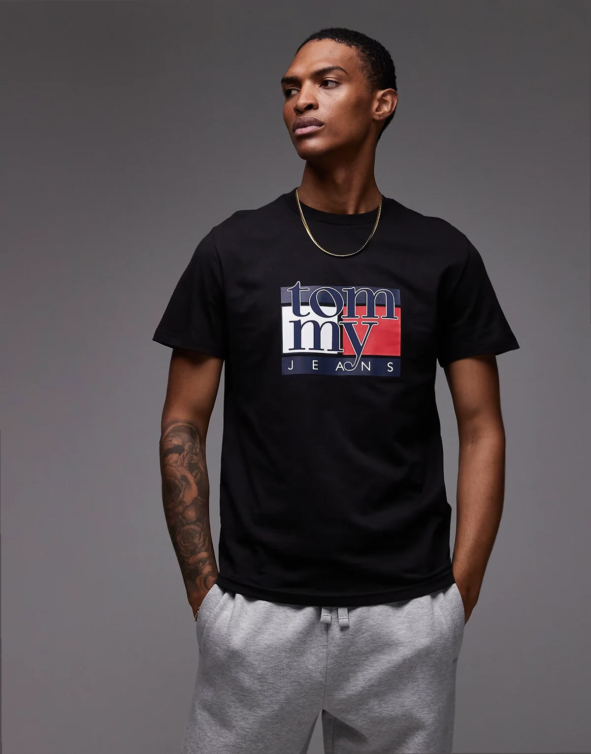 – Czarny t-shirt z logo w stylu lat 90.
