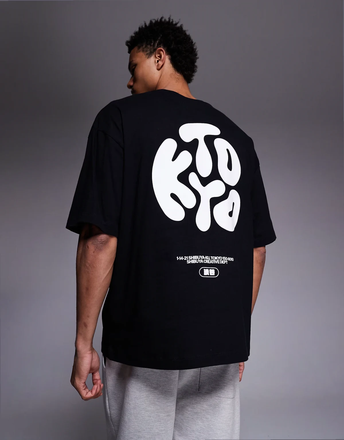 – Czarny T-shirt oversize z napisem Kyoto