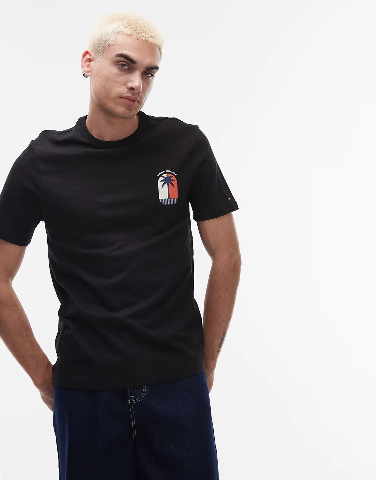 – Czarny T-shirt z motywem palmy