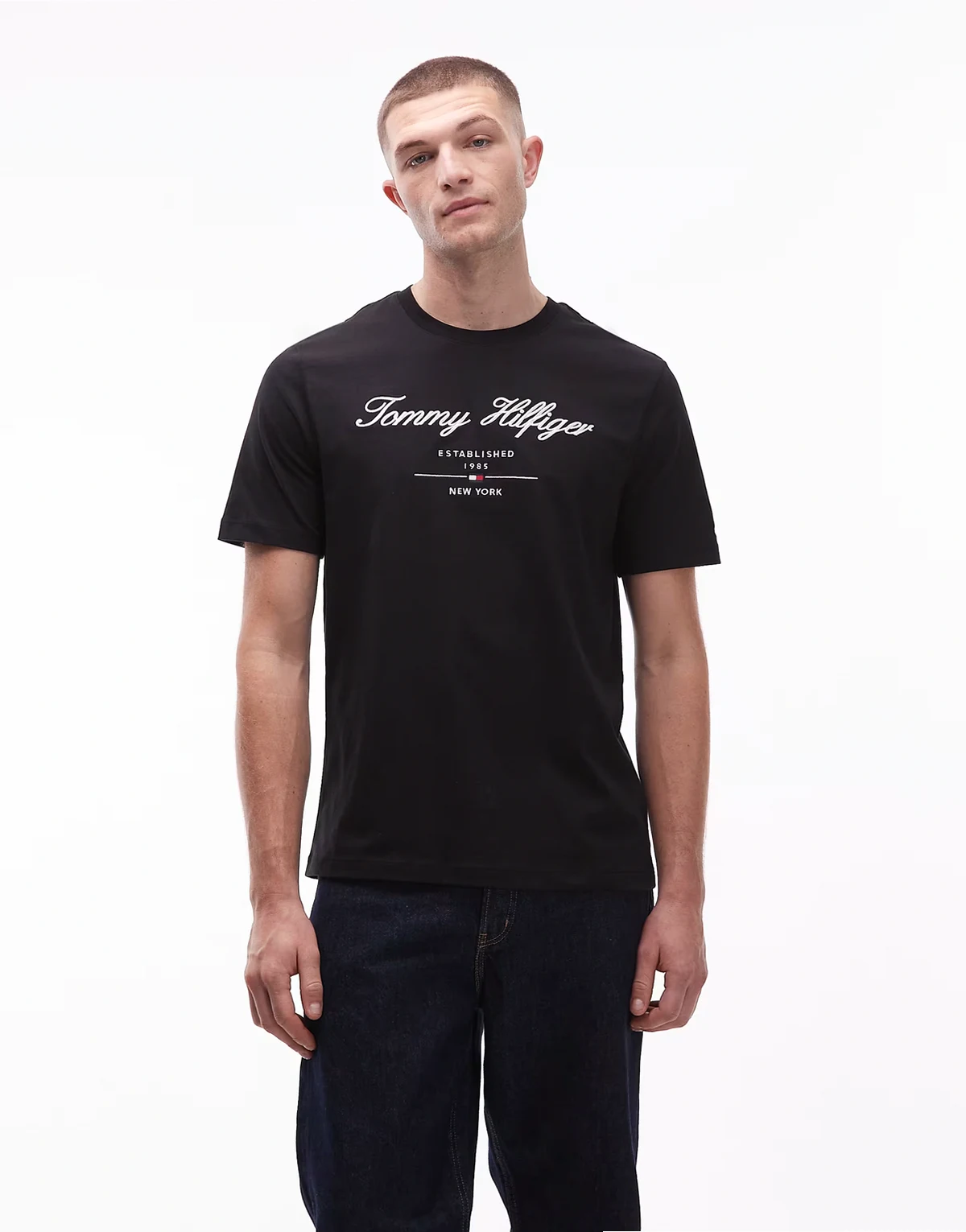 – Czarny T-shirt z logo na środku