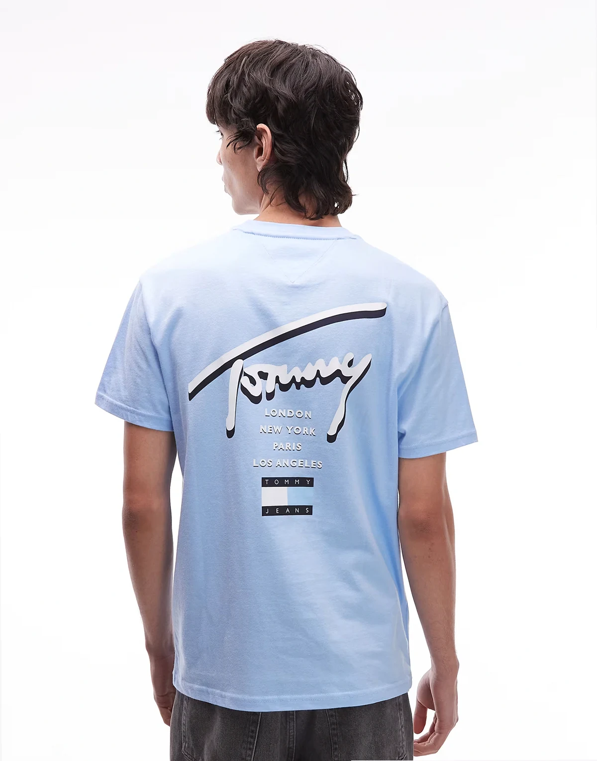 – Pudrowoniebieski T-shirt z logo na plecach