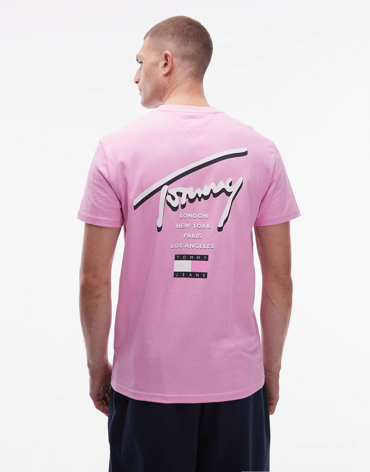– Różowy T-shirt z nadrukiem z napisem firmowym na plecach